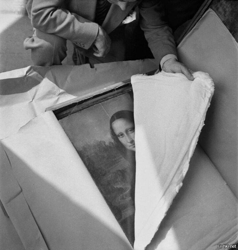 ТС что то напутал.
Накануне Второй мировой Мона Лиза наоборот была увезена из Лувра. А точнее 27 августа 1939 года ее упаковали, и увезли. 
Вернулась она в Лувр не накануне, а ПОСЛЕ Второй мировой.