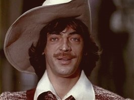 одни мушкетёр обходился без парика, его защищали усы!
(документальное фото см. ниже)