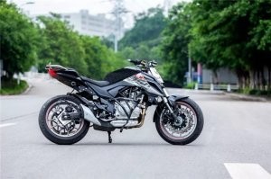 Я не фанат старых совков... сейчас все они минимум на порядок хуже, чем даже китайцы... Для кого-то это любовь, ностальгия, но если сравнить с современным китайцем, то вторые со значительным отрывом окажутся в приоритете.
Вот, например, пара из поднебесной, которые дадут фору что CZ, что Яве:
- Lifan KP350
- Regulmoto ALIEN MONSTER 300
Сам я не стал бы на них катать, т.к. они для моего роста маловаты, но мне кажется, что вскоре китайцы сделают свой движок на 600-800 кубов и выйдут в лидеры на улицах.