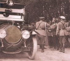 Delaunay Belleville 45HP Его Императорского Величества Николая II , обратите внимание на значок на капоте .