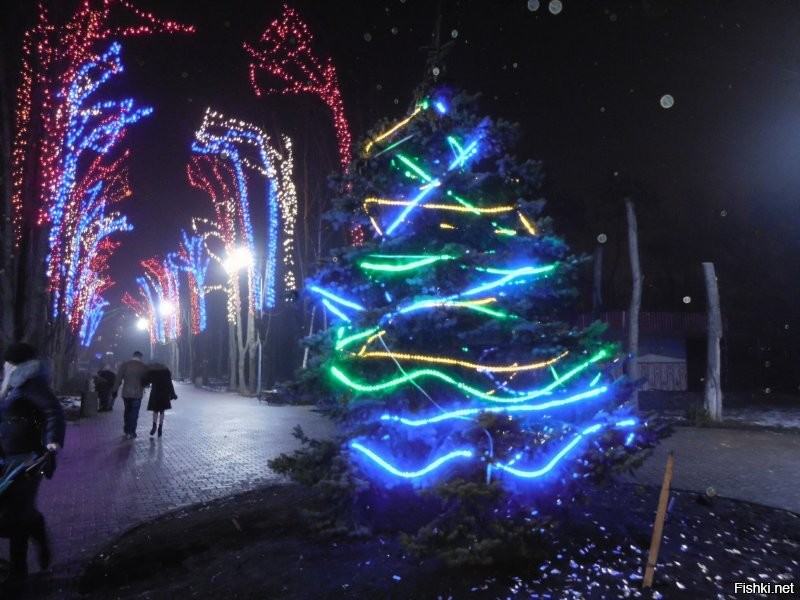 Лайк за ролик о родном городе! Вот только много к чему можно придраться. Что не понравилось. 
1. Начали о городе, а 80% времени про кузнеца. Значит, заглавие поста неверное. Нужно было что-то типа "Кузнец из Кривого Рога".
2. Съемка на смартфон? Да, вроде сейчас это уже входит в норму. Но. Используйте тогда приличный смартфон со стабилизацией видео. Или ищите оператора с твердой рукой. А так всё трясется - неприятно смотреть.
3. Нарочитый украинский язык. Для девчонки-автора он родной, звучит естественно (хотя озвучка явно студийная, а там можно было хоть с двадцатого дубля записывать. Да и читать текст с листа проще, чем разговаривать вживую). А вот парнишка-кузнец явно говорит с усилием, видно, что в голове с русского на украинский переводит. Зачем было насиловать парня? Жена его молодец: видимо, сказала "журналистке", мол, сама говори на каком хочешь языке, а я буду отвечать по-русски, мне так удобнее.
4. Чисто из уважения к Кривому Рогу можно было вначале вставить действительно красивые "открыточные" виды города, а тут всё слишком бледное и смазанное.
5. Это уже так, просто для информации. Журналистка из Марганца снимает ролик о Кривом Роге. Марганец - это малюсенький городок с населением в 45 000 человек. Это как журналист из Иваново снимет ролик о Москве. Забавно.
Несколько моих фоток. Конечно, это далеко не лучшие места города, просто снимал что рядом.