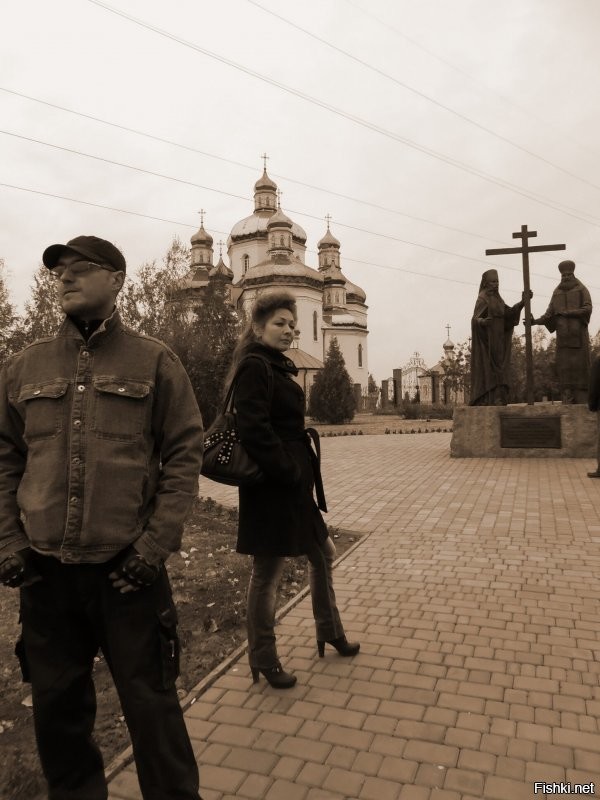 Лайк за ролик о родном городе! Вот только много к чему можно придраться. Что не понравилось. 
1. Начали о городе, а 80% времени про кузнеца. Значит, заглавие поста неверное. Нужно было что-то типа "Кузнец из Кривого Рога".
2. Съемка на смартфон? Да, вроде сейчас это уже входит в норму. Но. Используйте тогда приличный смартфон со стабилизацией видео. Или ищите оператора с твердой рукой. А так всё трясется - неприятно смотреть.
3. Нарочитый украинский язык. Для девчонки-автора он родной, звучит естественно (хотя озвучка явно студийная, а там можно было хоть с двадцатого дубля записывать. Да и читать текст с листа проще, чем разговаривать вживую). А вот парнишка-кузнец явно говорит с усилием, видно, что в голове с русского на украинский переводит. Зачем было насиловать парня? Жена его молодец: видимо, сказала "журналистке", мол, сама говори на каком хочешь языке, а я буду отвечать по-русски, мне так удобнее.
4. Чисто из уважения к Кривому Рогу можно было вначале вставить действительно красивые "открыточные" виды города, а тут всё слишком бледное и смазанное.
5. Это уже так, просто для информации. Журналистка из Марганца снимает ролик о Кривом Роге. Марганец - это малюсенький городок с населением в 45 000 человек. Это как журналист из Иваново снимет ролик о Москве. Забавно.
Несколько моих фоток. Конечно, это далеко не лучшие места города, просто снимал что рядом.