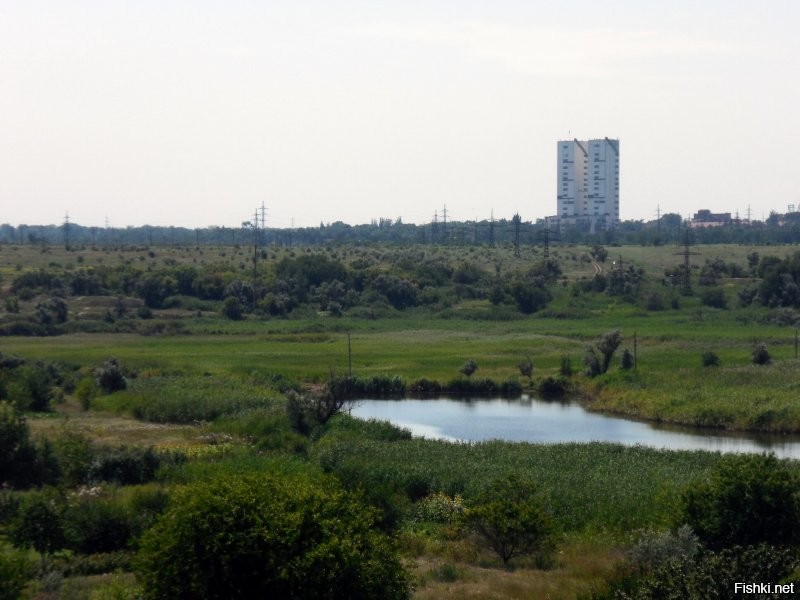 Лайк за ролик о родном городе! Вот только много к чему можно придраться. Что не понравилось. 
1. Начали о городе, а 80% времени про кузнеца. Значит, заглавие поста неверное. Нужно было что-то типа "Кузнец из Кривого Рога".
2. Съемка на смартфон? Да, вроде сейчас это уже входит в норму. Но. Используйте тогда приличный смартфон со стабилизацией видео. Или ищите оператора с твердой рукой. А так всё трясется - неприятно смотреть.
3. Нарочитый украинский язык. Для девчонки-автора он родной, звучит естественно (хотя озвучка явно студийная, а там можно было хоть с двадцатого дубля записывать. Да и читать текст с листа проще, чем разговаривать вживую). А вот парнишка-кузнец явно говорит с усилием, видно, что в голове с русского на украинский переводит. Зачем было насиловать парня? Жена его молодец: видимо, сказала "журналистке", мол, сама говори на каком хочешь языке, а я буду отвечать по-русски, мне так удобнее.
4. Чисто из уважения к Кривому Рогу можно было вначале вставить действительно красивые "открыточные" виды города, а тут всё слишком бледное и смазанное.
5. Это уже так, просто для информации. Журналистка из Марганца снимает ролик о Кривом Роге. Марганец - это малюсенький городок с населением в 45 000 человек. Это как журналист из Иваново снимет ролик о Москве. Забавно.
Несколько моих фоток. Конечно, это далеко не лучшие места города, просто снимал что рядом.