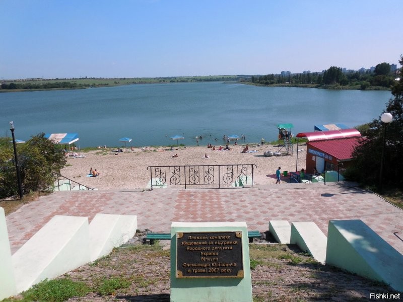 Лайк за ролик о родном городе! Вот только много к чему можно придраться. Что не понравилось. 
1. Начали о городе, а 80% времени про кузнеца. Значит, заглавие поста неверное. Нужно было что-то типа "Кузнец из Кривого Рога".
2. Съемка на смартфон? Да, вроде сейчас это уже входит в норму. Но. Используйте тогда приличный смартфон со стабилизацией видео. Или ищите оператора с твердой рукой. А так всё трясется - неприятно смотреть.
3. Нарочитый украинский язык. Для девчонки-автора он родной, звучит естественно (хотя озвучка явно студийная, а там можно было хоть с двадцатого дубля записывать. Да и читать текст с листа проще, чем разговаривать вживую). А вот парнишка-кузнец явно говорит с усилием, видно, что в голове с русского на украинский переводит. Зачем было насиловать парня? Жена его молодец: видимо, сказала "журналистке", мол, сама говори на каком хочешь языке, а я буду отвечать по-русски, мне так удобнее.
4. Чисто из уважения к Кривому Рогу можно было вначале вставить действительно красивые "открыточные" виды города, а тут всё слишком бледное и смазанное.
5. Это уже так, просто для информации. Журналистка из Марганца снимает ролик о Кривом Роге. Марганец - это малюсенький городок с населением в 45 000 человек. Это как журналист из Иваново снимет ролик о Москве. Забавно.
Несколько моих фоток. Конечно, это далеко не лучшие места города, просто снимал что рядом.