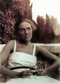 Фиг его знает, что было такого волшебного в Лилии Брик.
Но то что она была не фотогенична, очевидно.