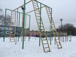 Я в 90-х учился в г. Минске в гимназии №25, у нас были подобные циклопические спортивные комплексы железные. Мы по ним гойцали в начальных классах аки спайдермены. :) Но, тогда ж компов не было и приставок, да и цветных телевизоров ещё не завезли, все дети в основном на улицах тусили, а я как житель Заводского района, с друганами лазили на заводы, свалки, стройку метро и прочие заброшки строительные, мы целыми днями где-то шастали и чё-то мутили подвижное, были жилистые, крепкие, выносливые и невероятно везучие как я сейчас понимаю. Активные физические игры занимали наше свободное время, после школы и секции по футболу, плаванию итд. Вообще не страшно было залезть на башенный кран, или по водосточной трубе до 3-его   или 4-ого этажа, поиграть в кича (сифу) прыгая между проломами этажей в недостроенной больнице, часто дрались (до первой крови или до -"уложить на лопатки")  Были конечно и синяки и ссадины и шишки на голове, но родителям не жаловались, во первых влетит по первое число, во вторых запрут дома и неделю ты друзей не увидишь, ну в третьих времена были тяжёлые, тебя ещё заругают что ты в новых штанах или свитере бегаешь там где всё это легко подрать.. мы ж не понимали что родители последнее отдают (фактически о себя отрывают. Маме на МТЗ за 3 месяца зарплату 150 уе выдали, а тем у кого на родители на мото-вело заводе работали, порой велосипедами выдавали), чтоб нас одеть и обуть в те лихие времена, и относились к одежде, ну как к обычной одежде.. А  за неё могли выпороть, просто за сам факт что ты в новых кедах "Лида" - побежал на крышу дома, где вчера смолой всё заливали. Кароч, тогда это выглядело и, в силу физ подготовки, было не столь опасно.
А ещё у нас школьный стадион был закатан в асфальт. И на нём белой краской нанесена футбольная разметка и UEFA трудовик накалякал,.но мы то ж не  знали что в футбол на траве играют, по ч\б телеку не поймёшь что у них там под ногами, думали тоже - асфальт. 
Сейчас конечно такое в школах недопустимо, упадёт кто-нить беда будет большая. Но цивилизация развивается таким путём, будь у нас приставки, планшеты и тик-токи, мы б тоже по домам сидели и были рохлями и неженками, которые при первой царапине бегут к маме и жалобно хнычут.
*Упаси боже мальчику выше 1-ого класса в мои года- было расплакаться, так чтоб это кто-то увидел, хрен потом отмоешься от какой-нить клички типо "плакса", "слюнтяй", "нытик", "писюшка" итд.. и вообще боже тебя упаси, чтоб твоя мамка наведалсь в школу и чё-то там за тебя скандалила, тогда проще переехать на другой глобус и начинать жить с чистого листа.
Всем ребятам с Автозавода и Партизанского проспекта горда Минска, кто  жила там в  эти стрёмные года - привет, надеюсь все вы живы и  здоровы и всё у вас хорошо :)