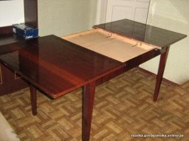 Задолбаешся мыть эти палочки со всех сторон, если что-то липкое прольёшь. Да и в целом раздвижной стол, давно уже изобретён, куда более простой и практичной конструкции. Из детства помню этот стол который стоял в углу и трансформировался если в гости приходило много людей и всех надо было усадить вокруг праздничного стола.