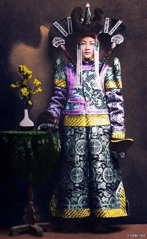 Весной 1921 года Монголия окончательно обрела свободу. Опальный монарх Богдо-гэгэн VIII вернул свой трон.
После смерти королевы Дондогдулам Генепил была выбрана следующей королевой среди группы девушек от 18 до 20 лет, выбранных советниками короля. Она происходила из семьи в Северной Монголии. Ее первоначальное имя было Цеенпил, но позже было изменено на Генепил. Она уже была замужем за человеком по имени Лувсандамба. Она жила с Богдо-ханом до его смерти 17 апреля 1924 года, когда монархия была упразднена. 
В 1924 году, после смерти религиозного лидера и монарха , при поддержке со стороны Советского Союза, была провозглашена Монгольская Народная Республика. К власти пришли Пелжедиин Генден, Анандин Амар и Хорлогийн Чойбалсан.