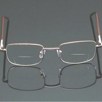 Есть расхожее мнение, что с возрастом зрение уходит с минуса в плюс. Но это не совсем так. Просто к близорукости добавляется дальнозоркость. Помочь тут можно либо операцией, либо бифокальными очками. Я о них задумываюсь.