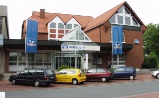 Шпенге - городишко с населением чуть больше 10 000
В нем всего два банкомата и одно отделение Volksbank, так что понять о каком отделении идет речь совсем не сложно - вот оно Почтовой улице, дом 9.
Просто интересно, грабители сколько миллионов планировали из этого отделения украсть???