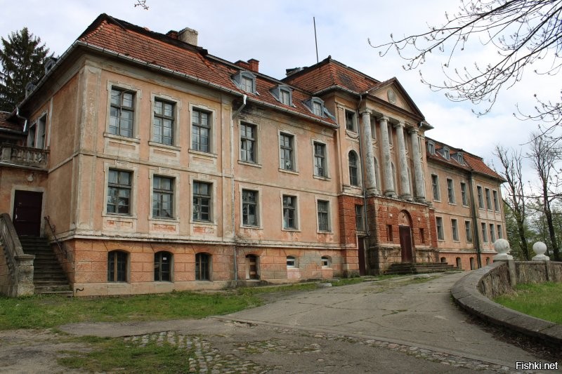 В Калининграде огромное количество особняков и усадьб, замков и церквей времен Пруссии в ужасном состоянии, разваливаются на глазах!!   эти фотки это капля в океане