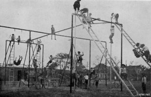 Тююююююююююююю.  Кемеровская область, Яшкинский район, село Таловка.  У нас вот такая-же хрень была + еще 4-5 "канатов свисало с верхних поперечин.   В 10 лет было типа теста на пацана - залезть наверх на скорость, и на ногах свешаться с поперечины вниз головой.  И еще много чего - на одних руках на канатах подняться и выход силы сделать,  Никто не разбился и не упал, :) за 5 лет, которые я там жил и лазил по этой штуке.