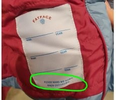 > "К детской одежде пришита бирка где можно указать сразу несколько имен и контактов"
-
Там пишутся не имена с контактами, а имена год!
А надпись внизу гласит : 
"Пожалуйста, передай меня, когда вырастешь"