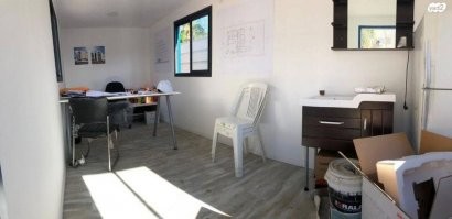 На первых двух картинках прорабская а на третьей - рабочие места ИТР, оборудованные внутри цеха. А дом надо из камня строить, чтоб внукам хватило.