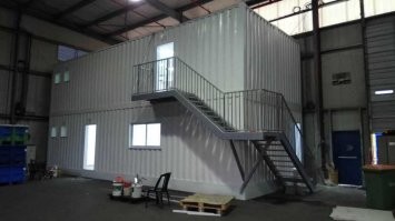 На первых двух картинках прорабская а на третьей - рабочие места ИТР, оборудованные внутри цеха. А дом надо из камня строить, чтоб внукам хватило.