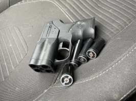 Это не кортокоствол, это такая вот штука. Эффективная, кстати. Довелось один раз на стороне ДПСников повоевать с ней. Только в таких случаях БАМы надо чисто струйные использовать, а не как я, со слезоточивым газом. Там всем досталось.