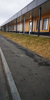 Опять за рыбу деньги... Да не дома это из контейнеров.  Это сборные конструкции, где модули выполнены в размерах и материалах контейнера. Т.е.  на заводе собирается не контейнер, а модуль по чертежу. Получается экономически выгоднее плюс удобная транспортировка. У нас по такому принципу делают строительные и ремонтные бытовки. А вот постоянные конструкции в нашем климате делают из щитов из-за необходимости теплоизоляции. Вот новый инфекционный госпиталь в Пскове, построенный " в чистом поле" военными и достаточно быстро ( и вот интересно - как год назад любители забугорья дрочили на Китайские временные госпитали, типа - ай как быстро, какие молодцы. А когда у нас развернули, причём не времянку а постоянку - сразу языки в жопы позасовывали и тишина)