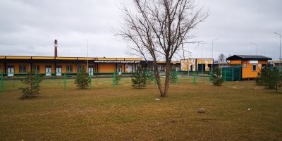 Опять за рыбу деньги... Да не дома это из контейнеров.  Это сборные конструкции, где модули выполнены в размерах и материалах контейнера. Т.е.  на заводе собирается не контейнер, а модуль по чертежу. Получается экономически выгоднее плюс удобная транспортировка. У нас по такому принципу делают строительные и ремонтные бытовки. А вот постоянные конструкции в нашем климате делают из щитов из-за необходимости теплоизоляции. Вот новый инфекционный госпиталь в Пскове, построенный " в чистом поле" военными и достаточно быстро ( и вот интересно - как год назад любители забугорья дрочили на Китайские временные госпитали, типа - ай как быстро, какие молодцы. А когда у нас развернули, причём не времянку а постоянку - сразу языки в жопы позасовывали и тишина)