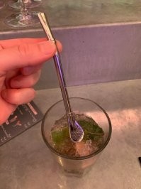 Идиоты, это нифига не соломинка для мохито. Это всего лишь бомбилья. Трубочка для питься чая мате.