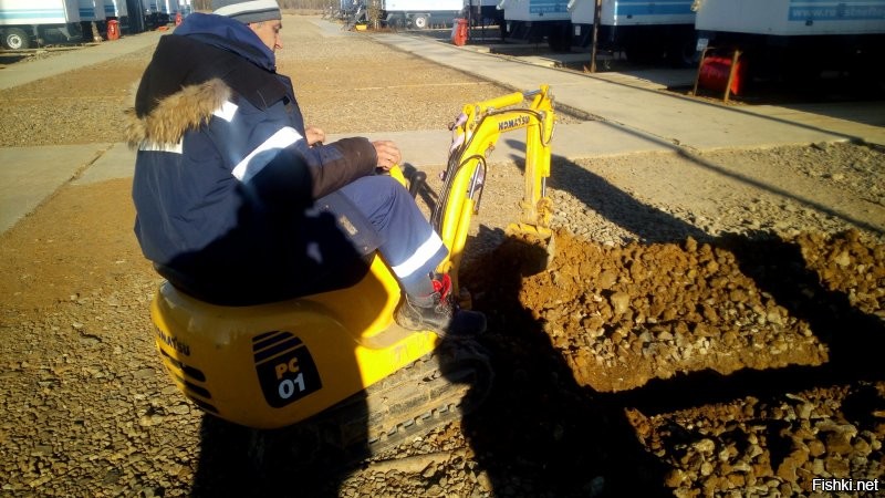 Сам-то посмотрел, что постишь?  ;) 

75 тыр за два с лишним месяца. 
65 дней.
45 из них, рабочие дни. 
На вахте, проживая "в тайге". 
В вагончике, с удобствами "на улице". 
Хорошо, если удобства "с обогревом". 
---
Я так работал, знаю не по наслышке. 
В Якутии. 

И выходит, что если на "стандартный месяц" пересчитать, та же тридцатка и выходит. 
Только живёшь больше, чем  2/3 времени не дома, с семьёй, а хз где и как, по восемь рыл на вагончик. 
Считай, как в купейном поезде живёшь. 
Но не день, два, три, а 45. 
Разве что, не качает, стука колёс нет и "ту-ту" не сигналит. :) 

А потом, ещё из тех 20 свободных, дня 4 на дорогу туда-сюда откидывая или больше, если поездом. 
Вот и выходит, отпахал 45 дней, хорошо, если с одним выходным в неделю, да ещё и часов по 10-12 в день. 
На недельку-две домой съездил, отоспаться. 
И обратно "в тайгу", к комарам и мошке. К морозу и грязи по колено.  
Если на еде начальство не сильно экономит и повора нормальные, то считай крупно повезло. 
Если есть "ларёк", где можно хоть сигарет-печенек купить, то прям лафа. 
Иначе всё везти из "цивилизации". 

И да, не факт, что там нормальная связь есть. 
А уж "скоростной интернет"... Х-ха!

И вся эта радостная радость, за тридцатку в месяц. 

И это ты ещё и сварщик, а не "подсобный рабочий". 
Т.е. квалифицированный работник. 
Между прочим, на вредной работе. 

Ахренеть жизнь!