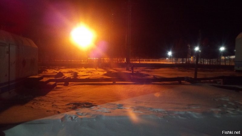 Сам-то посмотрел, что постишь?  ;) 

75 тыр за два с лишним месяца. 
65 дней.
45 из них, рабочие дни. 
На вахте, проживая "в тайге". 
В вагончике, с удобствами "на улице". 
Хорошо, если удобства "с обогревом". 
---
Я так работал, знаю не по наслышке. 
В Якутии. 

И выходит, что если на "стандартный месяц" пересчитать, та же тридцатка и выходит. 
Только живёшь больше, чем  2/3 времени не дома, с семьёй, а хз где и как, по восемь рыл на вагончик. 
Считай, как в купейном поезде живёшь. 
Но не день, два, три, а 45. 
Разве что, не качает, стука колёс нет и "ту-ту" не сигналит. :) 

А потом, ещё из тех 20 свободных, дня 4 на дорогу туда-сюда откидывая или больше, если поездом. 
Вот и выходит, отпахал 45 дней, хорошо, если с одним выходным в неделю, да ещё и часов по 10-12 в день. 
На недельку-две домой съездил, отоспаться. 
И обратно "в тайгу", к комарам и мошке. К морозу и грязи по колено.  
Если на еде начальство не сильно экономит и повора нормальные, то считай крупно повезло. 
Если есть "ларёк", где можно хоть сигарет-печенек купить, то прям лафа. 
Иначе всё везти из "цивилизации". 

И да, не факт, что там нормальная связь есть. 
А уж "скоростной интернет"... Х-ха!

И вся эта радостная радость, за тридцатку в месяц. 

И это ты ещё и сварщик, а не "подсобный рабочий". 
Т.е. квалифицированный работник. 
Между прочим, на вредной работе. 

Ахренеть жизнь!