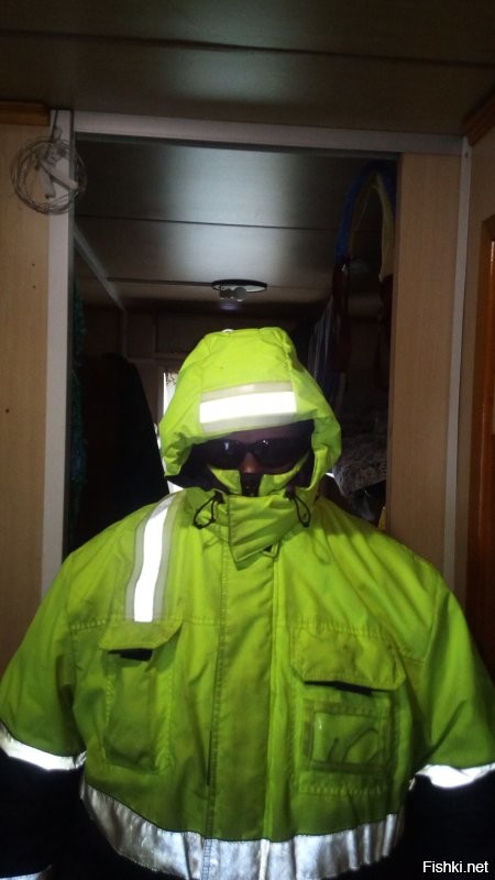 Сам-то посмотрел, что постишь?  ;) 

75 тыр за два с лишним месяца. 
65 дней.
45 из них, рабочие дни. 
На вахте, проживая "в тайге". 
В вагончике, с удобствами "на улице". 
Хорошо, если удобства "с обогревом". 
---
Я так работал, знаю не по наслышке. 
В Якутии. 

И выходит, что если на "стандартный месяц" пересчитать, та же тридцатка и выходит. 
Только живёшь больше, чем  2/3 времени не дома, с семьёй, а хз где и как, по восемь рыл на вагончик. 
Считай, как в купейном поезде живёшь. 
Но не день, два, три, а 45. 
Разве что, не качает, стука колёс нет и "ту-ту" не сигналит. :) 

А потом, ещё из тех 20 свободных, дня 4 на дорогу туда-сюда откидывая или больше, если поездом. 
Вот и выходит, отпахал 45 дней, хорошо, если с одним выходным в неделю, да ещё и часов по 10-12 в день. 
На недельку-две домой съездил, отоспаться. 
И обратно "в тайгу", к комарам и мошке. К морозу и грязи по колено.  
Если на еде начальство не сильно экономит и повора нормальные, то считай крупно повезло. 
Если есть "ларёк", где можно хоть сигарет-печенек купить, то прям лафа. 
Иначе всё везти из "цивилизации". 

И да, не факт, что там нормальная связь есть. 
А уж "скоростной интернет"... Х-ха!

И вся эта радостная радость, за тридцатку в месяц. 

И это ты ещё и сварщик, а не "подсобный рабочий". 
Т.е. квалифицированный работник. 
Между прочим, на вредной работе. 

Ахренеть жизнь!