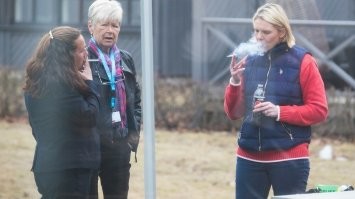 Министр здравоохранения Норвегии, 43 года- Живет в одной из лучших стран мира, ухожена, следит за собой, приятно одета и просто скандинавская красавица. Зовут Сильви.

Ах, да, в компании подруг(или коллег), второе фото...

Я это всё к тому, что если ты родился здоровым, то в какое говно ты себя изведешь к 30ти+лет, зависит только от тебя, это не зависит от страны происхождения и уровня дохода. (Но министрерша Норгов, красава, как троллит общественность)