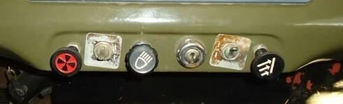 Этот УАЗ пробегал как табун сайгаков, а не 70 единиц расстояния (наверно километров, а не миль как в тексте). Убитые диски, стертые педали, тяп ляп закрашено, чем попало заменили ручки на торпеде, все равно никто не поймет зачем они... 
Его цена в Америке меньше чем ведра болтов, купить его может только сердобольный и глупый эмигрант, делающий вид что тоскует по СССР.