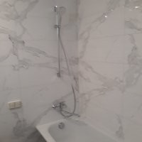 Это вы еще такую херню не видели. Знакомый забабахал розетки возле ванны, чтобы бриться, пока принимаешь душ