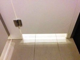 Ну не скажи.Сюда, например, и сковородка с жареной картошкой пролезет.