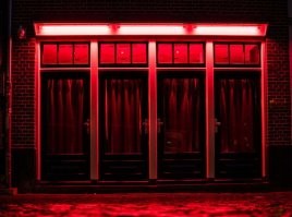 Шторы остались только на окнах проституток. Точнее их стеклянных дверях. И имели утилитарный смысл: штора открыта - девушка готова принять клиента. штора закрыта - девушка не готова принять клиента (работает, моется между - не важно). Чтоб значение шторы было еще понятнее, вешали красную - в цвет светофора.
Отсюда название "квартал красных фонарей". "Фонари" - это окна, закрытые красными шторами. Никаких специальных фонарей в квартале проституток никогда не было и рабочие помещения жриц любви не обязательно были задрапированы красным изнутри.