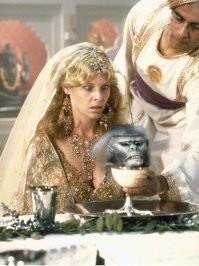 А что, на тарелке нельзя было?