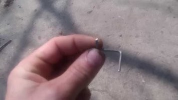 Саморезы, саморезы. Никакой анженерной мысли.