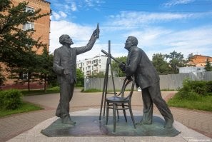 Циолковский и Королёв. Нет никаких свидетельств того, что они когда-либо встречались, но памятник получился душевный.