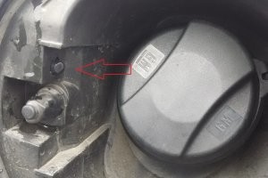 У меня на зафире при закрытии автоматом срабатывает защелка в крышке бензобака.
Не поверю, что на нормальной амеровской машине не предусмотрели подобное.