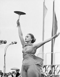 Фото №2. Вообще-то факел летней Олимпиады 1980 года в Москве был другим. В 1979-80 годах его чуть ли не каждый день показывали по ТВ СССР. Я сам видел когда летом 1980-го его пронесли спортсмены-факелоносцы по подмосковному городу Чехову. Забавно. Погуглил, оказалось, что эту фотку с этим комментарием три года назад в фейсбуке опубликовало ТАСС. ;)