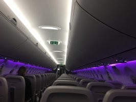 Мне в прошлую субботу повезло  спереди села или мать или хз кто тайцы какие то и рядом с мной вторая тайка с ребенком и весь полет я слушал их тарабарщину , только усну ее ребенок меня пинать начинает , просыпаюсь он смотрит так как будто ни хрена не произошло . На новый год летел так это было удовольствием почти один в самолете :)