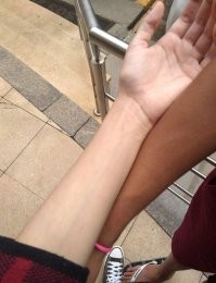 У меня жена ходит загорать а я хожу на морскую рыбалку :) вопрос кто из нас загорает быстрей ?:)