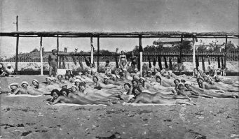 Ошибаешься, на фото девочки и женщины.
В начале 30-х были очень популярны короткие стрижки и теория ленинградского профессора Медовикова по приему солнечных ванн.