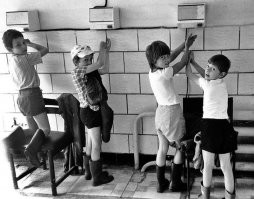 Большой лагерь, богатый. И фото хорошие.
Как увидел это фото, сразу звук надрывного воя и тарахтение сушилок вспомнилось.