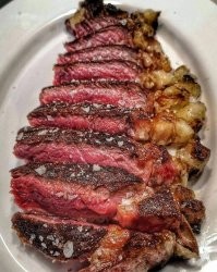 Блин, ну это же сырое мясо!
Объясните, в чем прикол его жрать? Я не часто в рестораны хожу, но как-то в Питере зашел и мне такое принесли. Оно отвратительно ведь! Не жуется, на вкус отвратительное (сырое ведь).