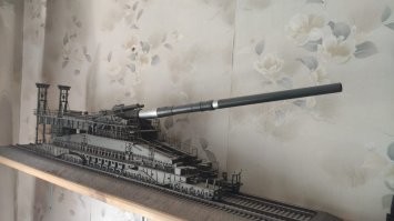 Собирал модель, даже с учетом что  масштаб 1/72, длина под метр, собирал около года.