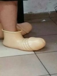 Этот странный носок надевают на такие галоши.