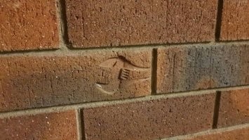 У нас, на заводе по производству огнеупоров, получился кирпич с отпечатком мобильного телефона. Прессовщик неудачно наклонился в бункер с массой, а телефон в нагрудном кармане лежал.