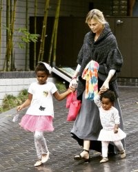 Может и хороша, только чердак у нее уже давно съехал. Смотрите, что она с детьми своими сделала. Это мальчики.