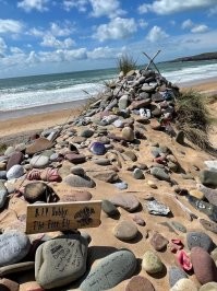 Добби ещё сперва упирался: "Это кино! Там всё не по настоящему!"