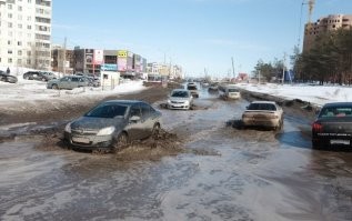 "Т.е., чем больше электромобилей   тем хуже дороги."
Походу, Тольятти - родина электромобилей...