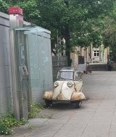 а у этого прям в глазах написано - конструкторы - за что? чихуахуа среди машин....