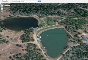 Сколько можно эту ложь постить! Мужик не СВОЮ дождевую воду собирал, он в засушливом районе перекрыл водостоки с более высоких участков чтобы оргнаизовать себе бизнес по разведению рыбы. Ему сначала сказали что он не имеет порава собирать чужую воду, а потом и вынесли проговор. Попробуйте в России в засушливом районе перегородить потоки чужой воды (пусть даже и дождевой) и оргнаизовать на этом бизнес!

Он построил на своем участке 3 плотины, 2 из них высотой более 3 метров и еще около 6 метров, и наполнял бегущей через его участок водой свои резервуары, объемом в примерно 20 олимпийских бассейнов. Фото ресервуаров с водой, которую он собрал, внизу. В это время в Орегоне происходит многолетняя засуха, и эта вода необходима и другим людям! По закону собирать свою воду можно, а вот изменять потоки воды можно лишь получив разрешение. Где глупость властей, где идиотские законы? 
Вот выдержка из оригинальной статьи и ссылка на нее: 
Harrington stored and used water illegally by placing dams across channels on his property and preventing the flow of water out of these artificial reservoirs without obtaining a water right permit. The height of each dam varies; two dams stand about ten feet tall and the third stands about 20 feet tall. The total amount of water collected behind these dams totals about 40 acre feet; enough to fill almost 20 Olympic-sized swimming pools. These man-made reservoirs feature boat docks, boats, and were stocked by Harrington with trout and Bluegill for recreational fishing.