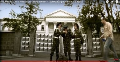 Железные ворота в/ч, в которой частично снимался клип Агутина (г. Сестрорецк), тоже красили "ромбиками".